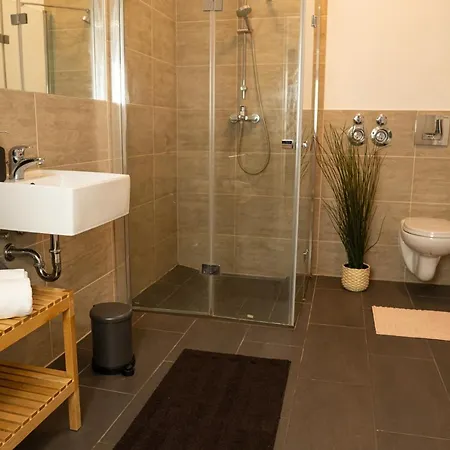 Full House - Orange - Netflix, Wifi Inkl Apartment