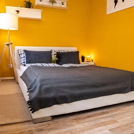 Full House - Orange - Netflix, Wifi Inkl Apartment